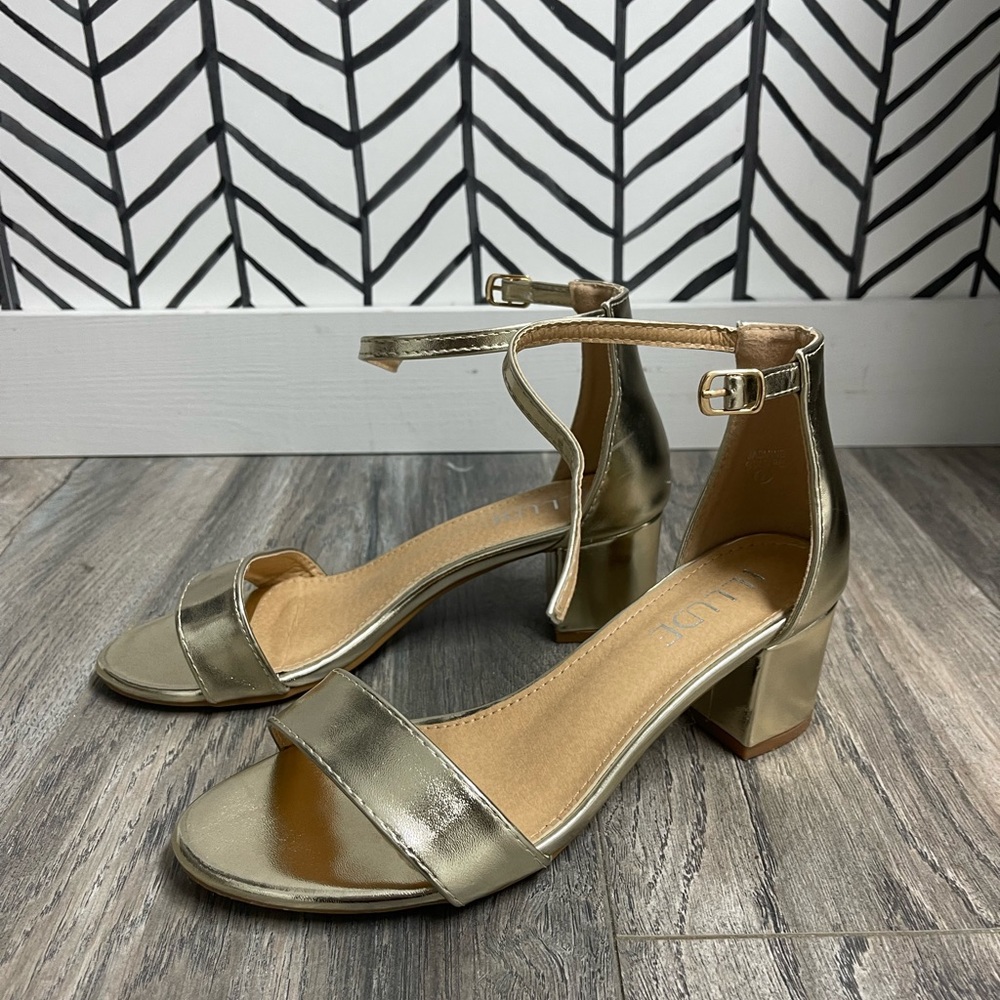 never worn, brand new, super comfortable just don’t fit!